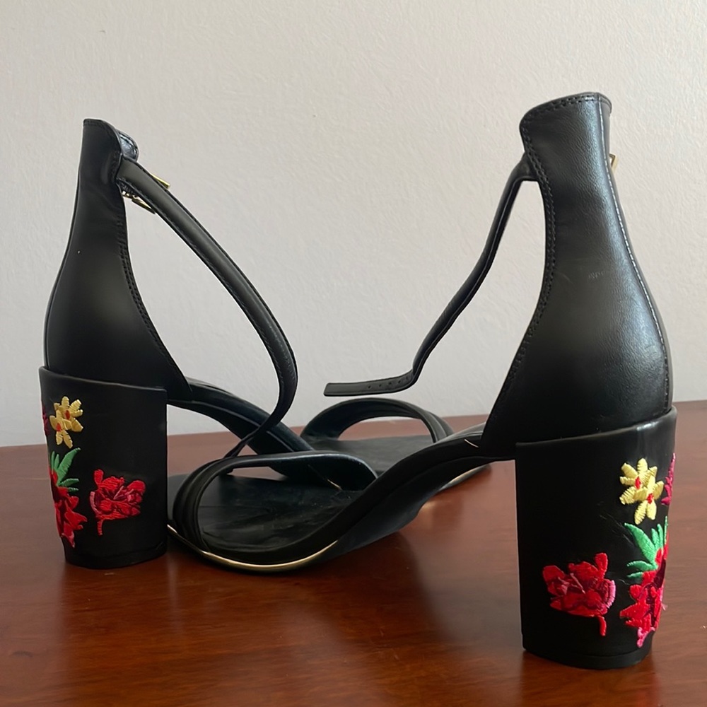 NWOT Kenneth Cole strapped chunky heels